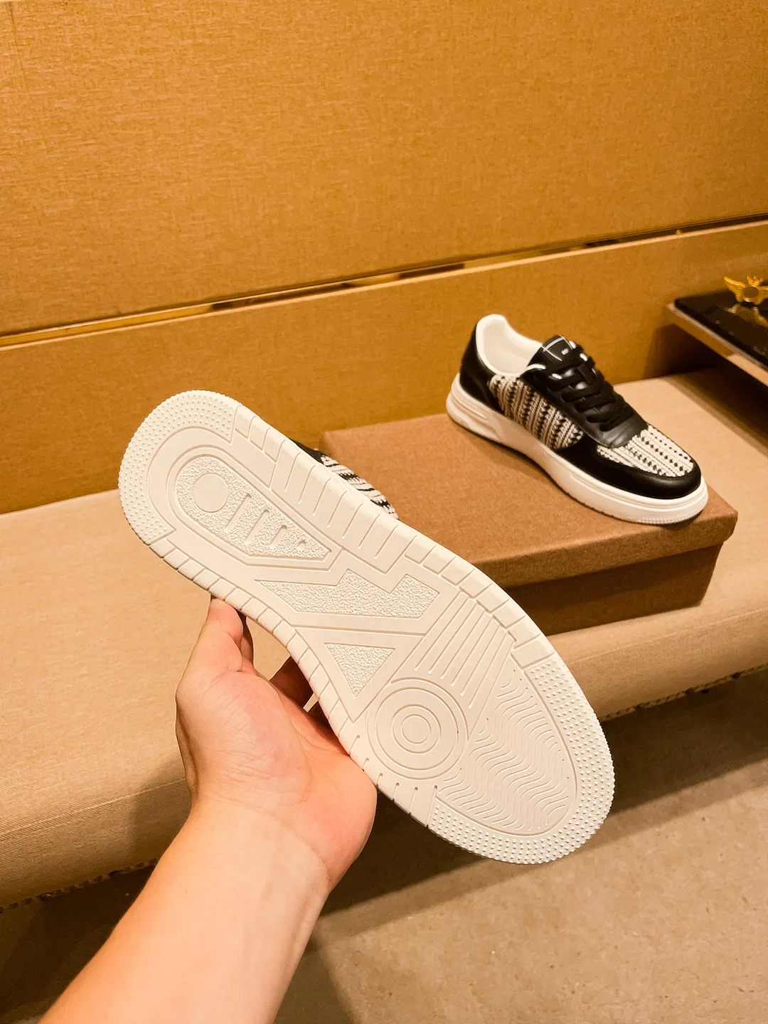 🚘🚘Factory batch 400💰【Dior】🔥Men's high-end brand of shoes official website 1:1 latest masterpiece: the upper is made of first-layer cowhide imported from Italy with a comfortable and breathable lining➕original non-slip and wear-resistant outsole🔥, making walking more convenient and comfortable! An exclusive new model, a stunning work, a beautiful 1:1 replica [color] compared to the official quality! Create a fashionable personality to set off your uniqueness! A must-have for trendy men! Classic 🔥Size: 38-44 Color: 🔥 2⃣️colors available🔥